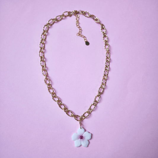 Collar con charm artesanal floral Lupe en arcilla polimérica, hecho en España. Acero inoxidable. Livianos. Stock limitado. Glitter, blanco y rosa.