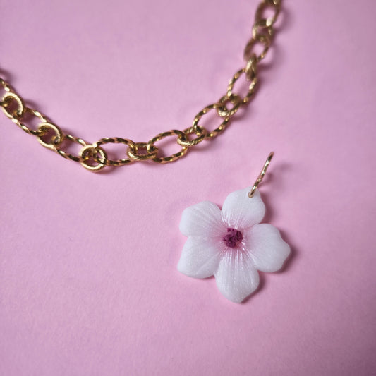 Collar con charm artesanal floral Lupe en arcilla polimérica, hecho en España. Acero inoxidable. Livianos. Stock limitado. Glitter, blanco y rosa.