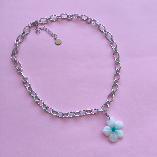 Collar con charm artesanal floral Lupe en arcilla polimérica, hecho en España. Acero inoxidable. Livianos. Stock limitado. Glitter, blanco y verde aqua