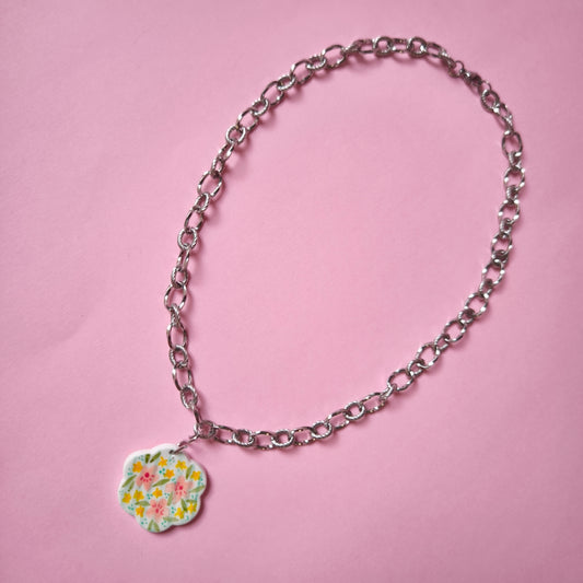 Collar con charm artesanal floral en arcilla polimérica pintado a mano, hecho en España. Acero inoxidable. Livianos. Stock limitado