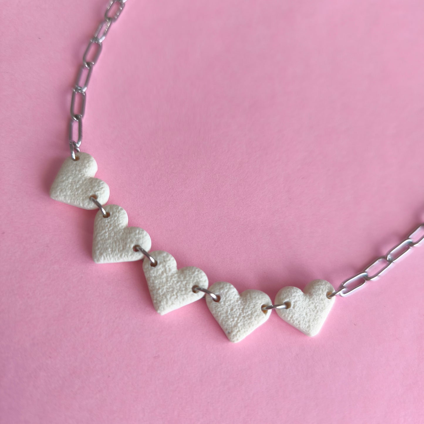 Collar artesanal en arcilla polimérica con relieve. Hipoalergenicos, livianos. Hechos en España. Stock limitado. Acero inoxidable.