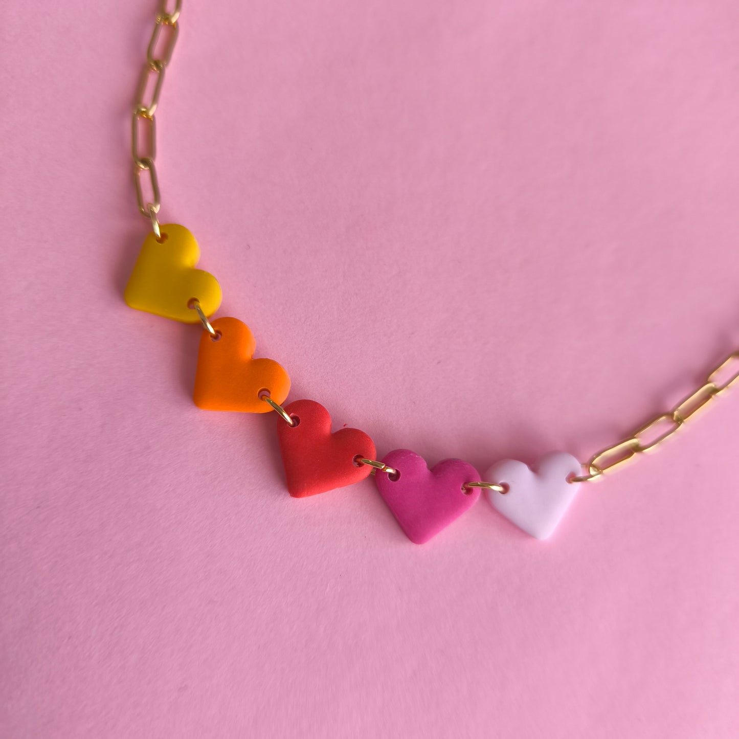 Collar artesanal en arcilla polimérica con relieve. Hipoalergenicos, livianos. Hechos en España. Stock limitado. Acero inoxidable.