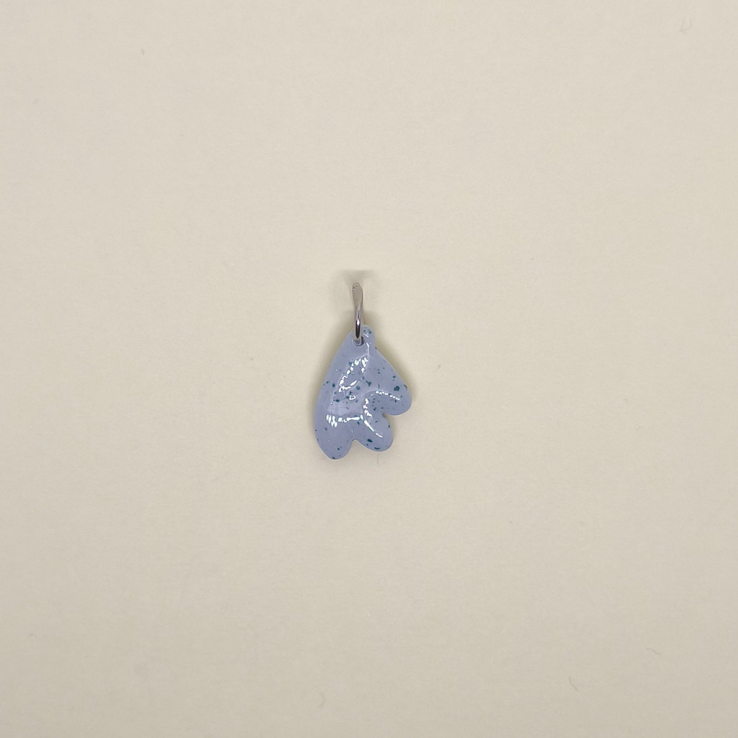 Cadena con charm Leaf celeste salpicado