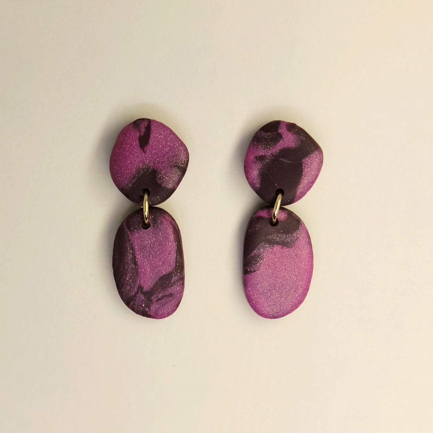 Pendiente Beth magenta y bordó (único)