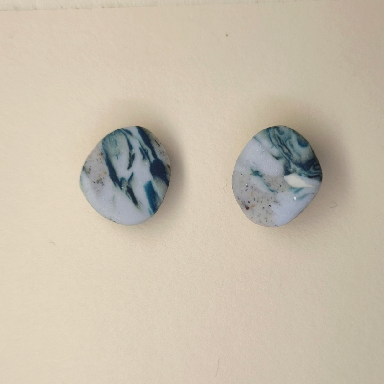 Pendiente Eli mármol azul y celeste (único)