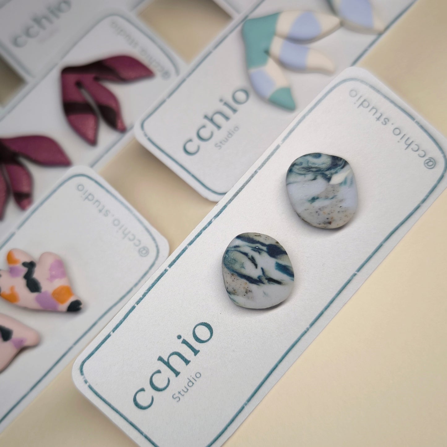 Pendiente Eli mármol azul y celeste (único)