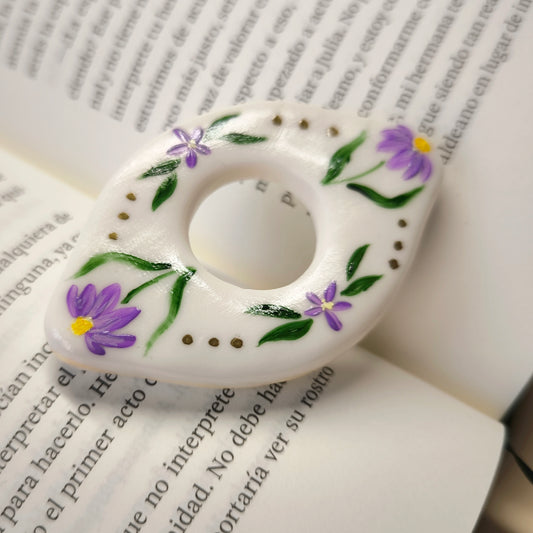 Book holder con flor violeta pintado a mano (único)