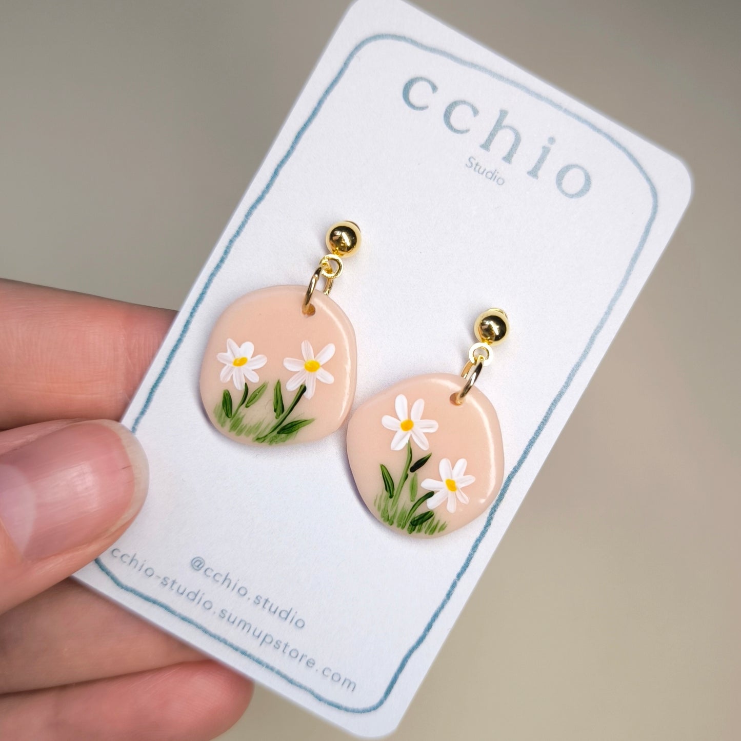 Pendientes rosa pálido con margaritas pastel pintado a mano (único)