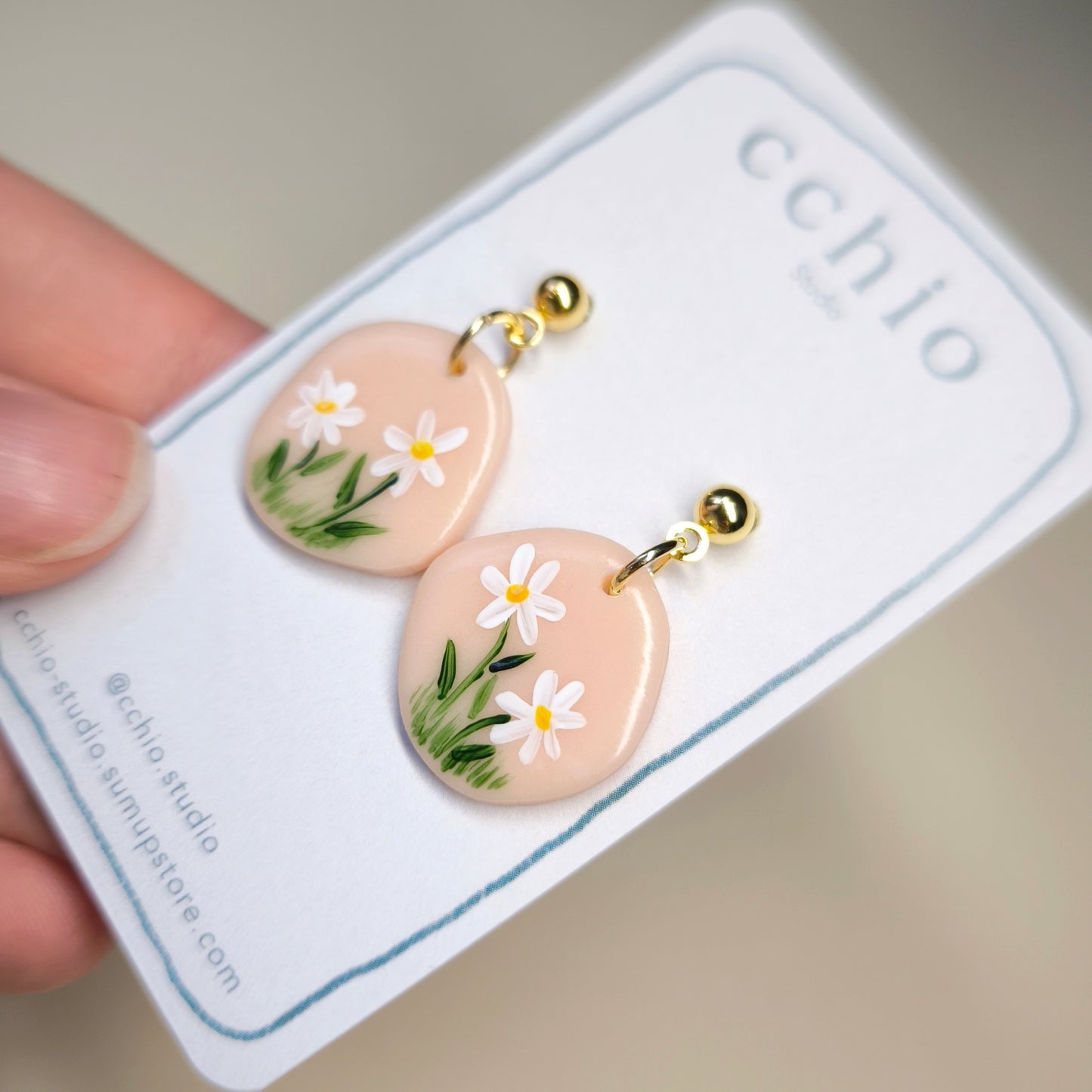 Pendientes rosa pálido con margaritas pastel pintado a mano (único)