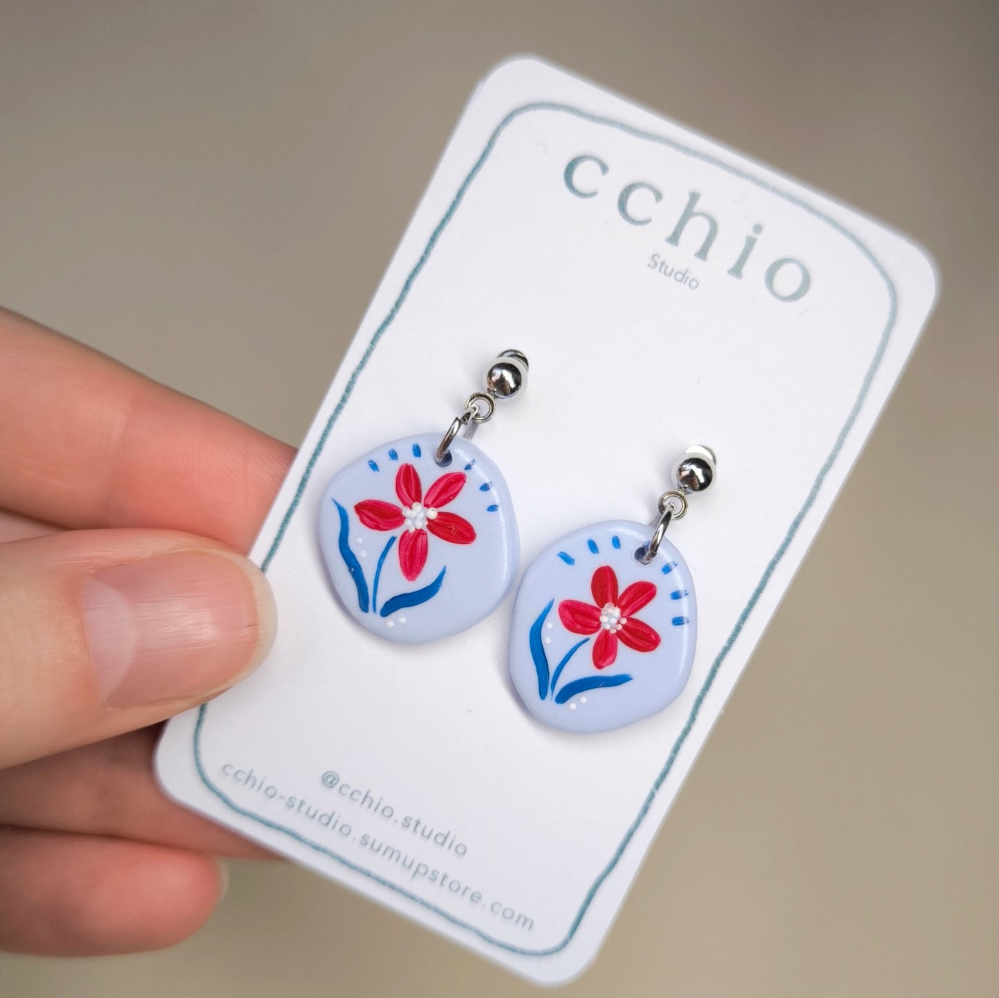 Pendientes celeste con flores rojas pintadas a mano (único)