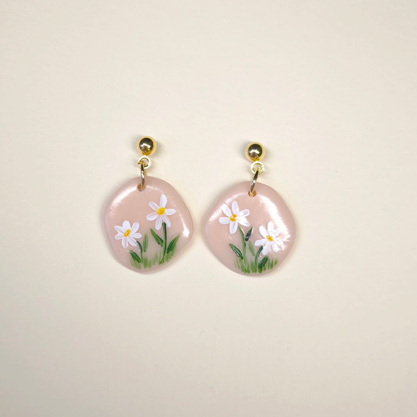Pendientes rosa pálido con margaritas pastel pintado a mano (único)