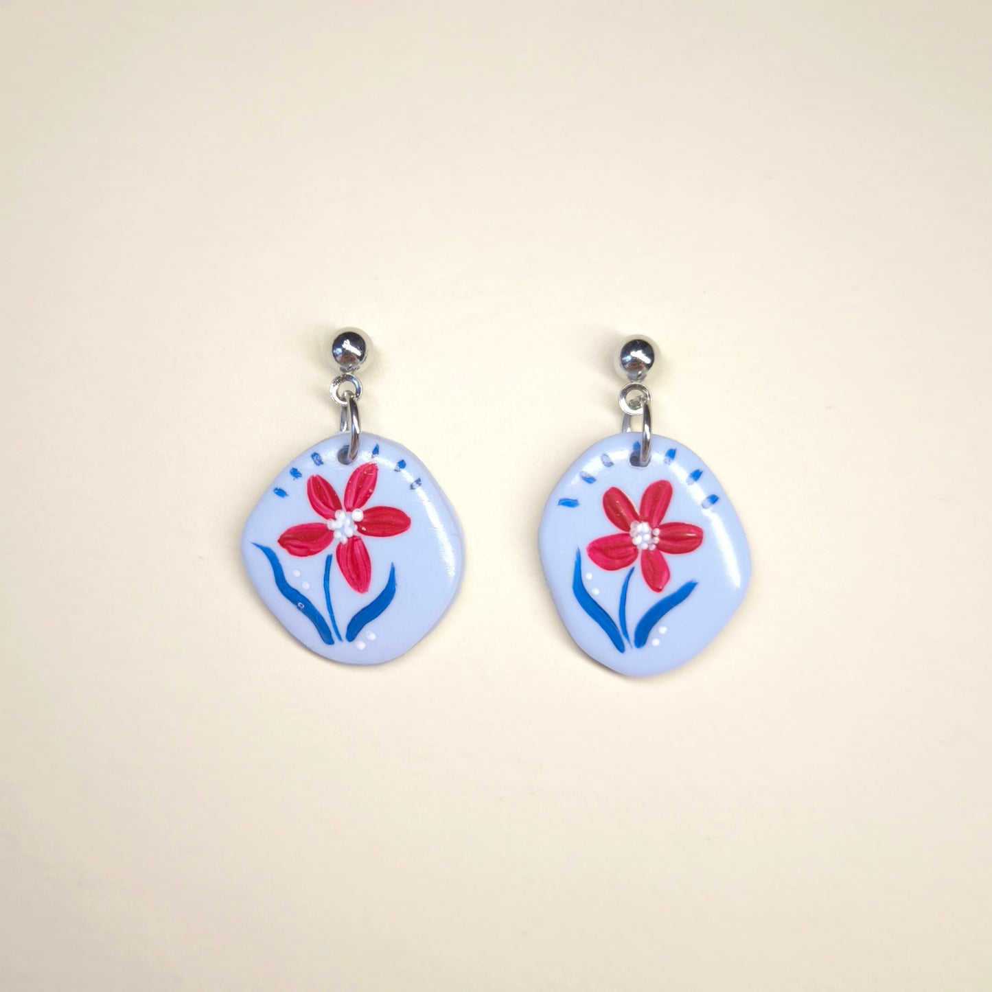 Pendientes celeste con flores rojas pintadas a mano (único)