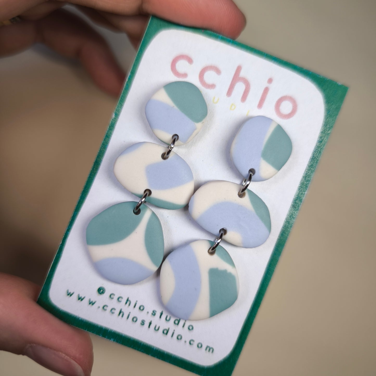Pendiente Cora estampado curvas celeste y verde (único)