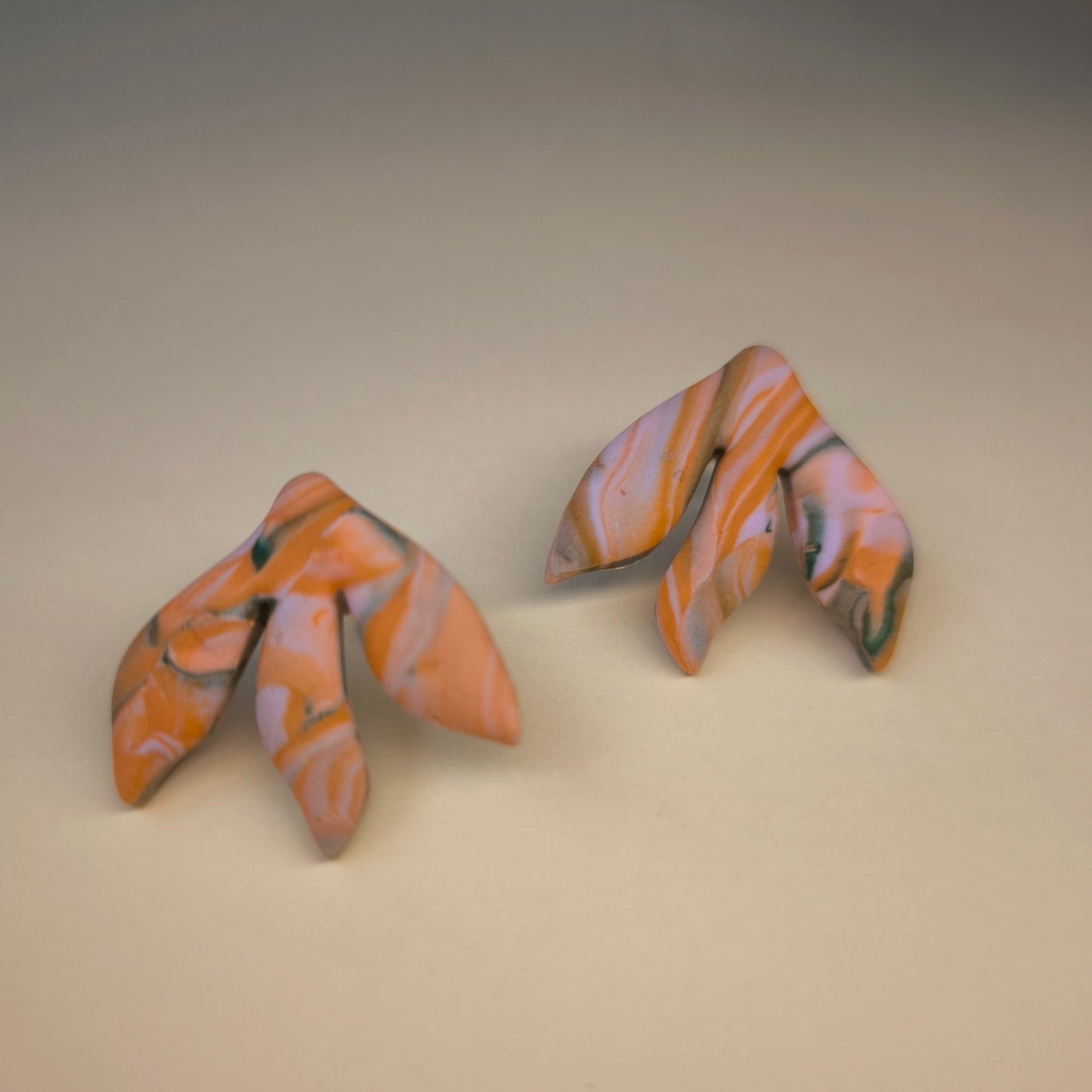 Pendiente Anais mármol rosa, naranja y verde (único)