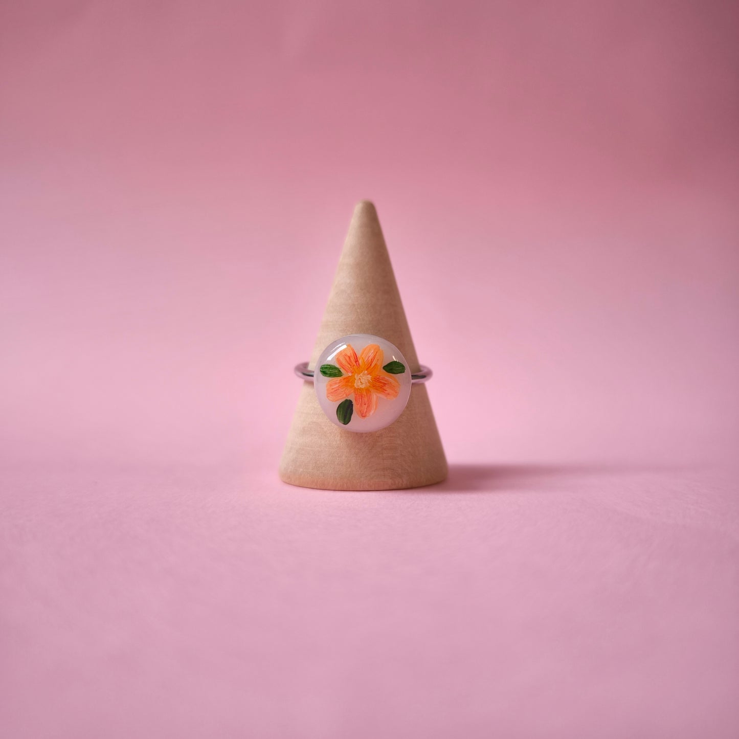 Anillo con flor naranja pintado a mano (único)