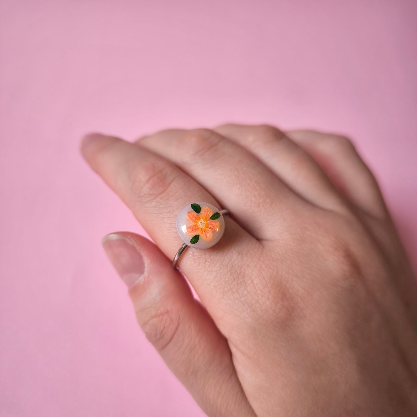 Anillo con flor naranja pintado a mano (único)