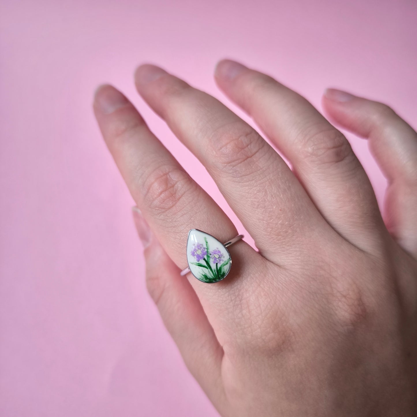 Anillo con flores lilas pintado a mano (único)