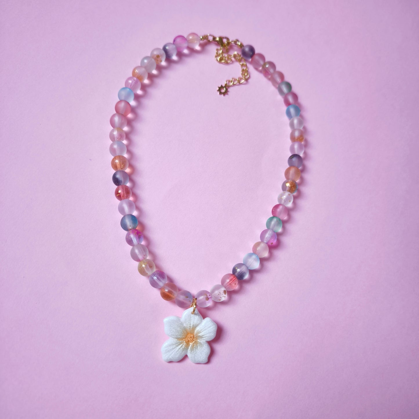 Collar flor Lupe cuentas vidrio color