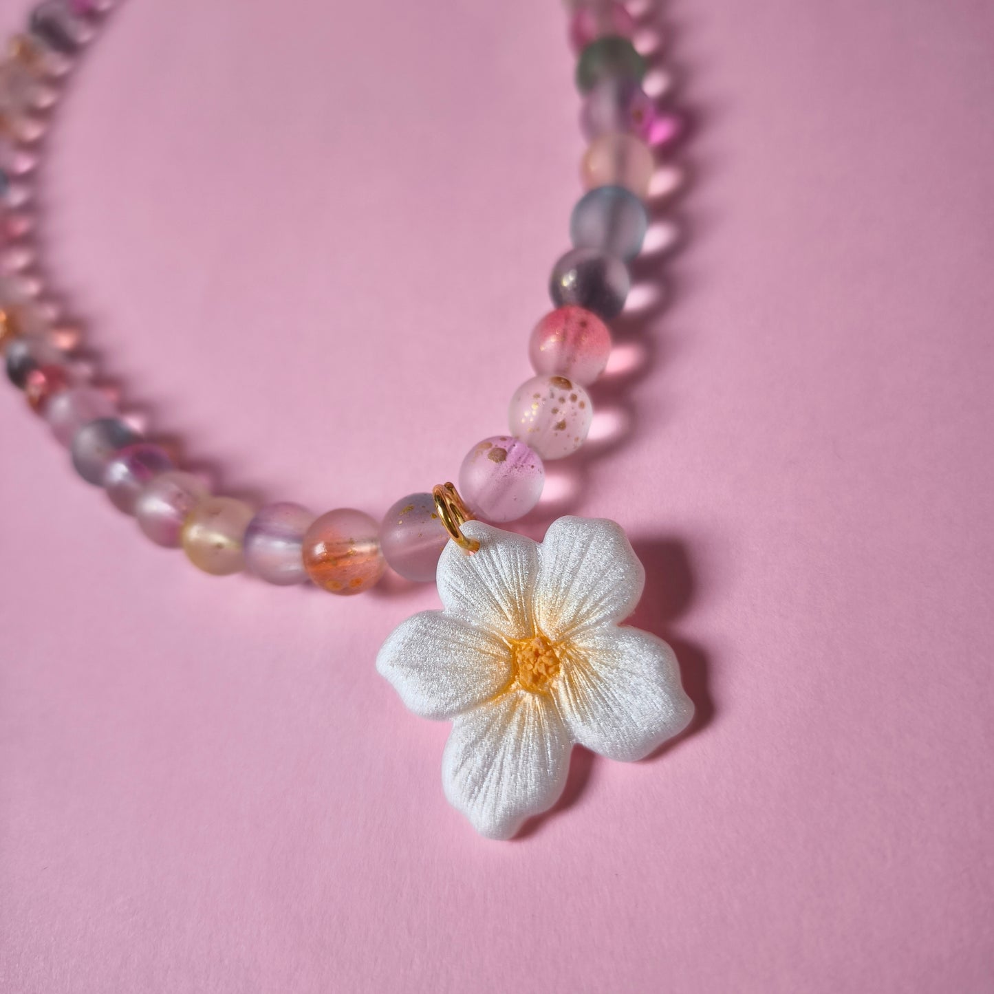 Collar flor Lupe cuentas vidrio color