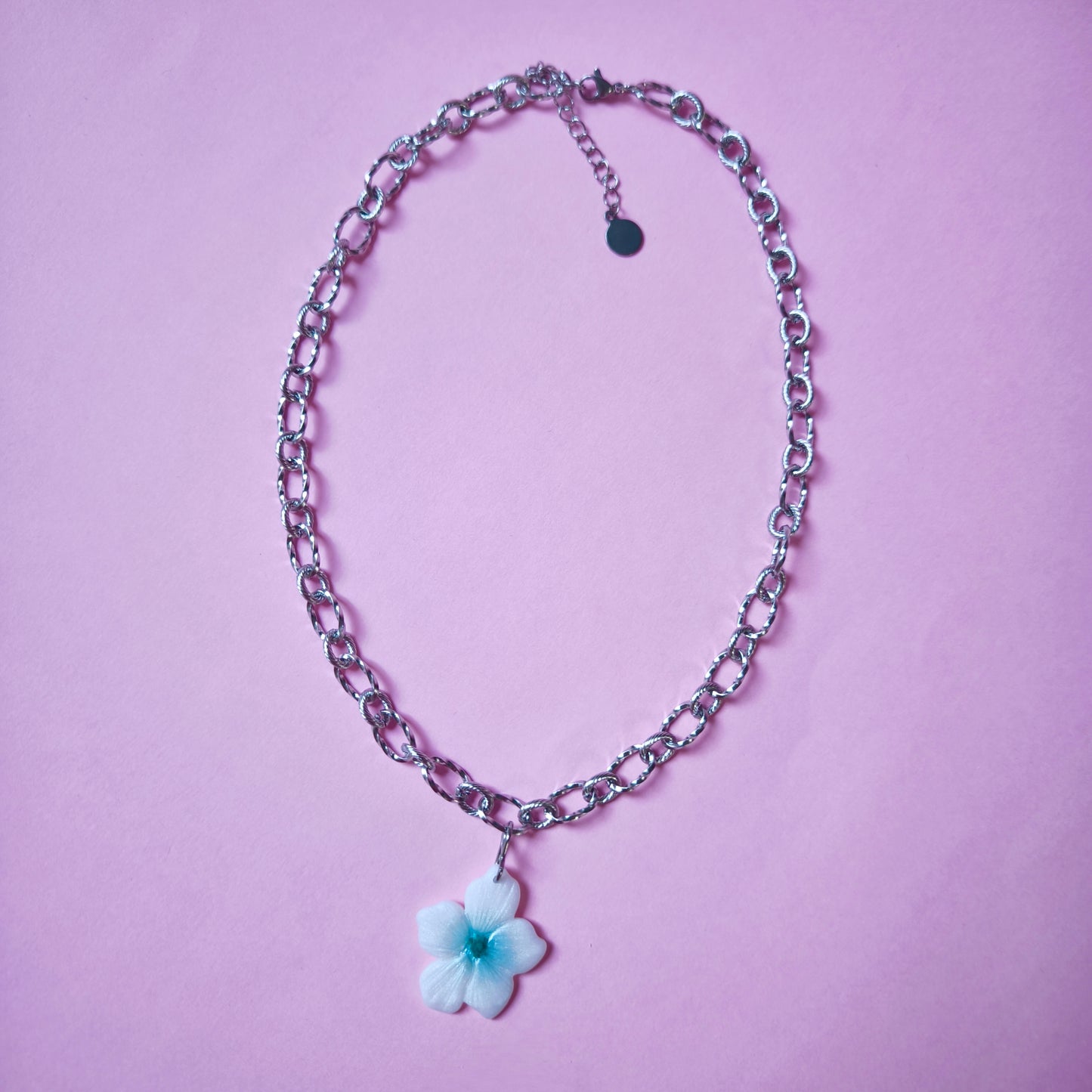 Collar flor Lupe blanco y celeste cadena