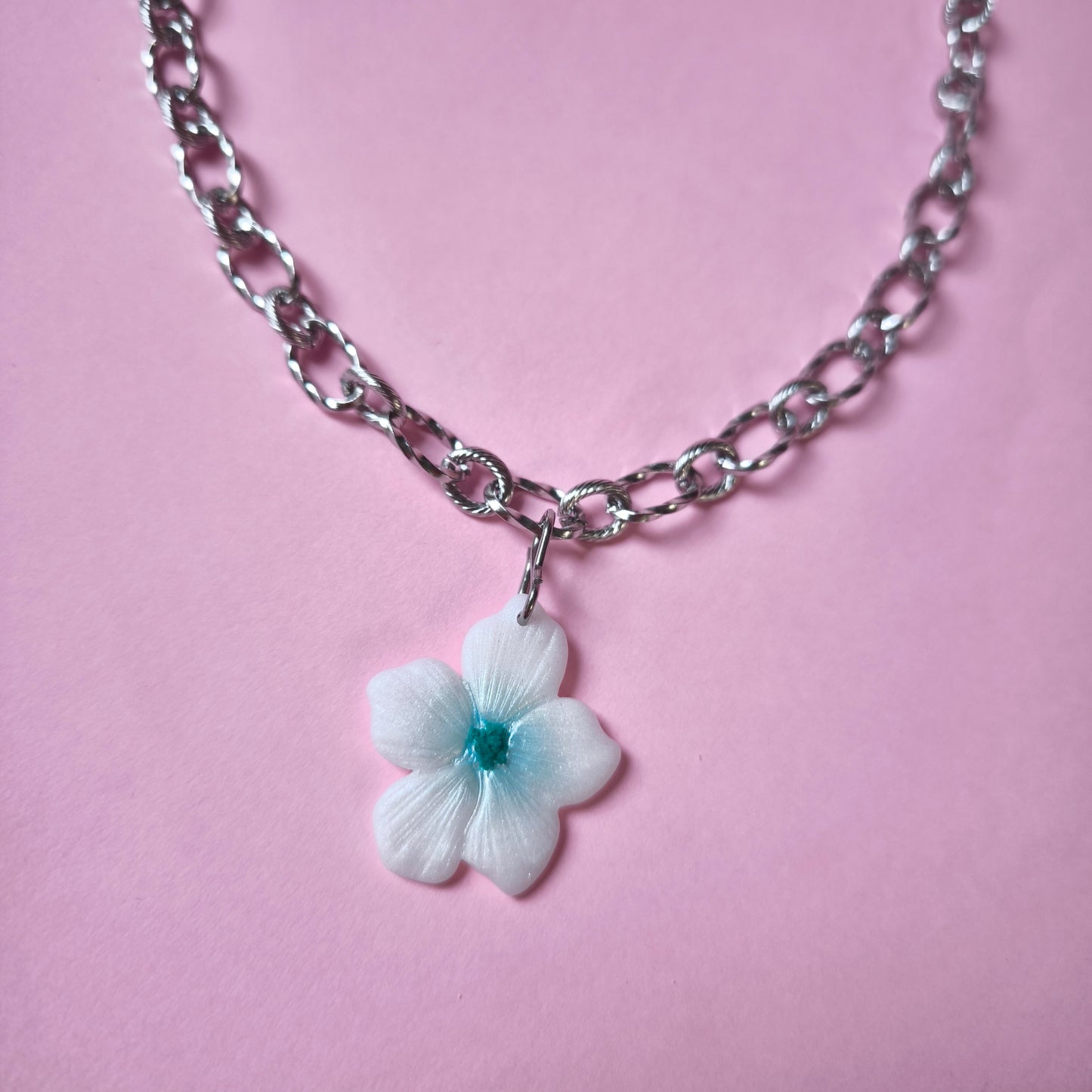 Collar flor Lupe blanco y celeste cadena