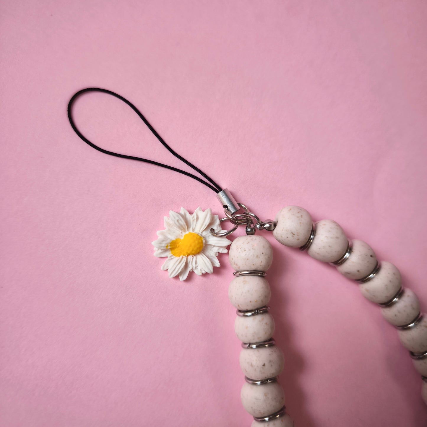 Colgante para tel. móvil beige con charm margarita