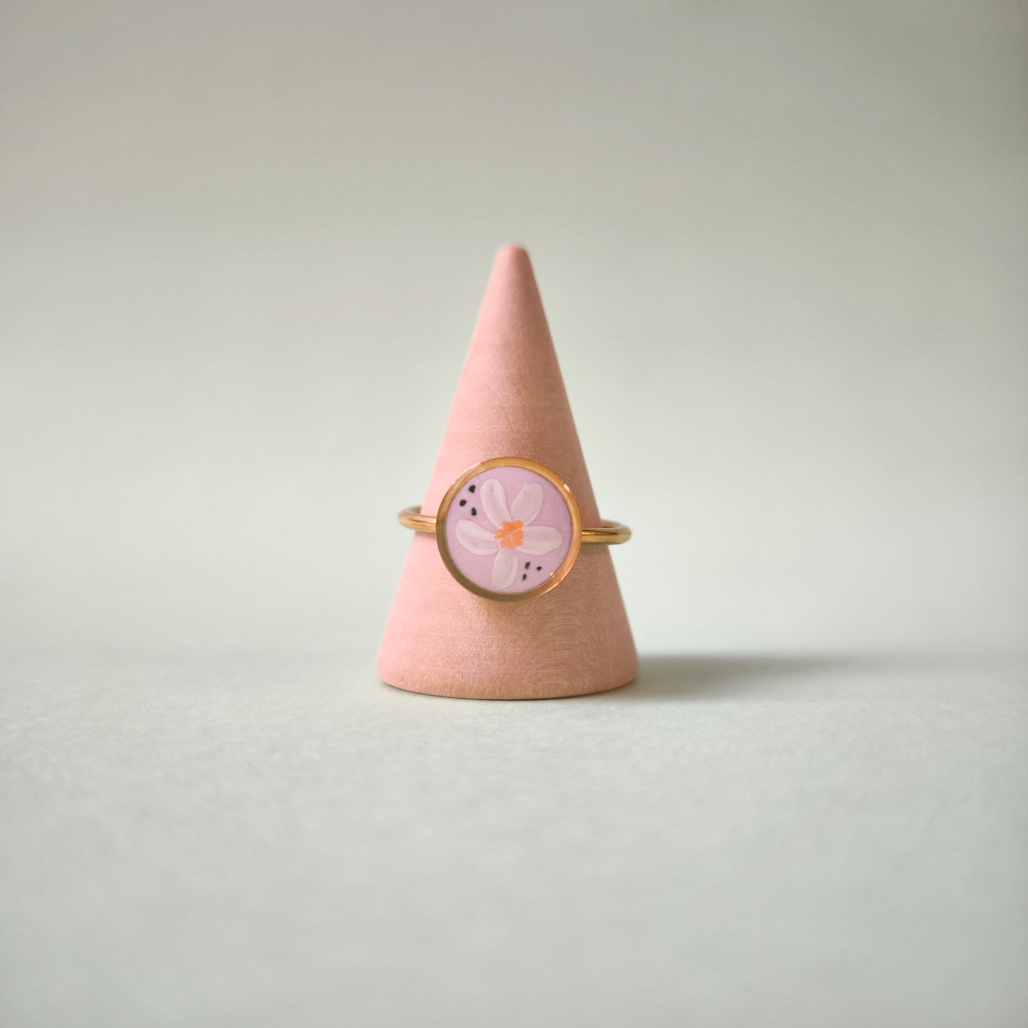 Anillo lila con flores azules pintado a mano (único)