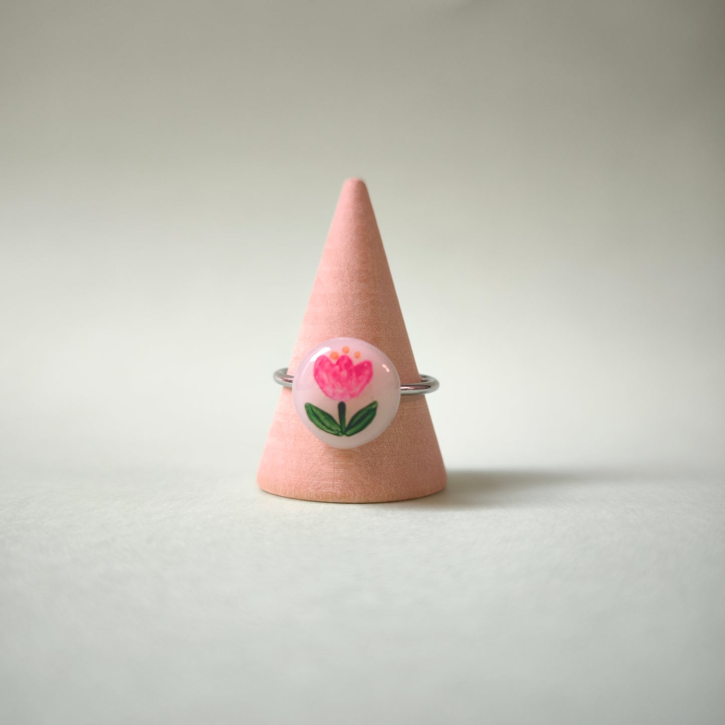 Anillo con tulipán fucsia pintado a mano (único)