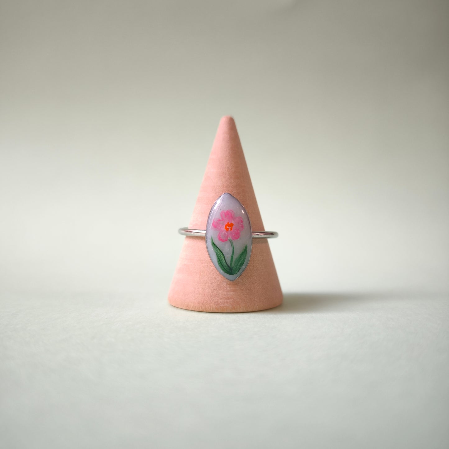 Anillo con flor fucsia pintado a mano (único)