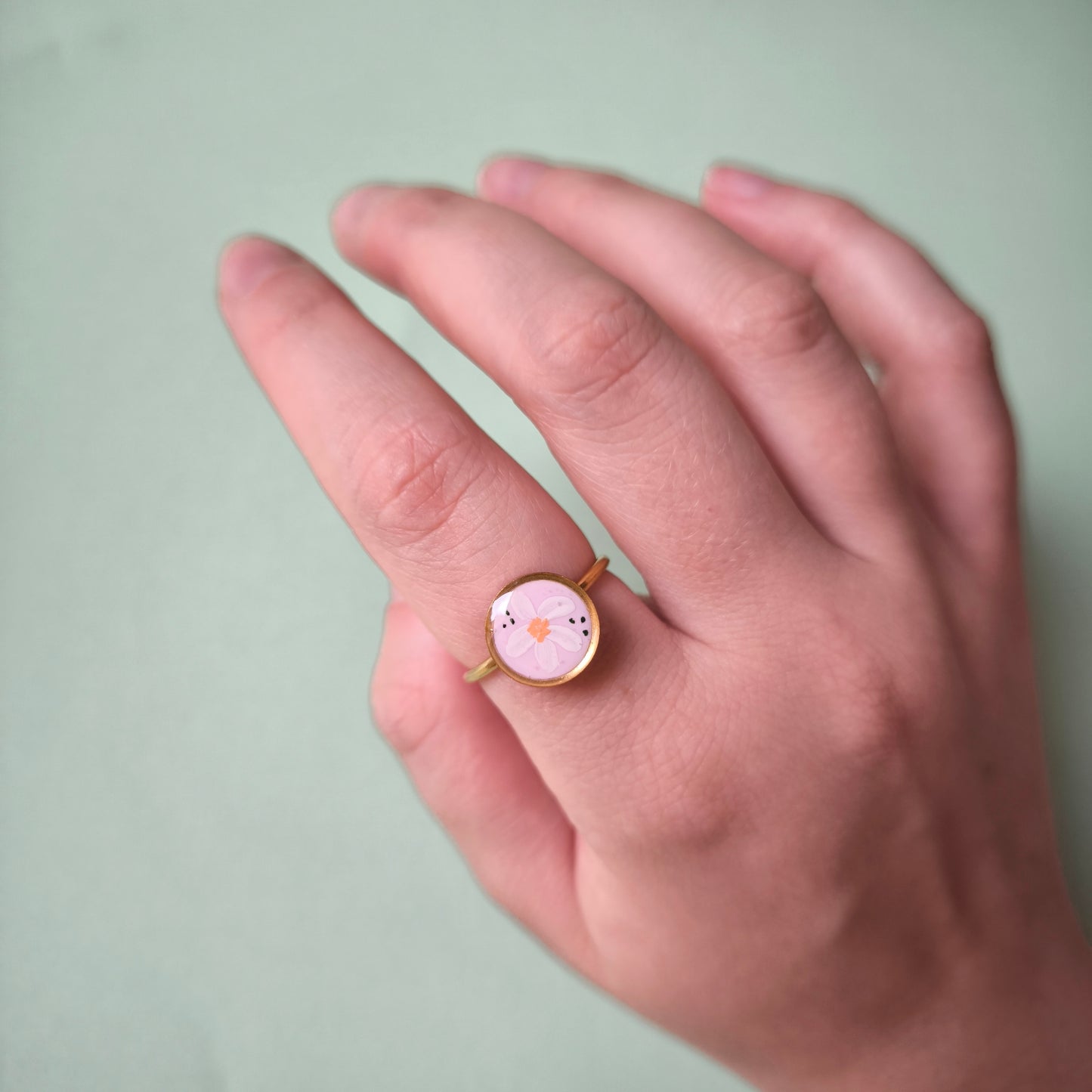 Anillo lila con flores azules pintado a mano (único)