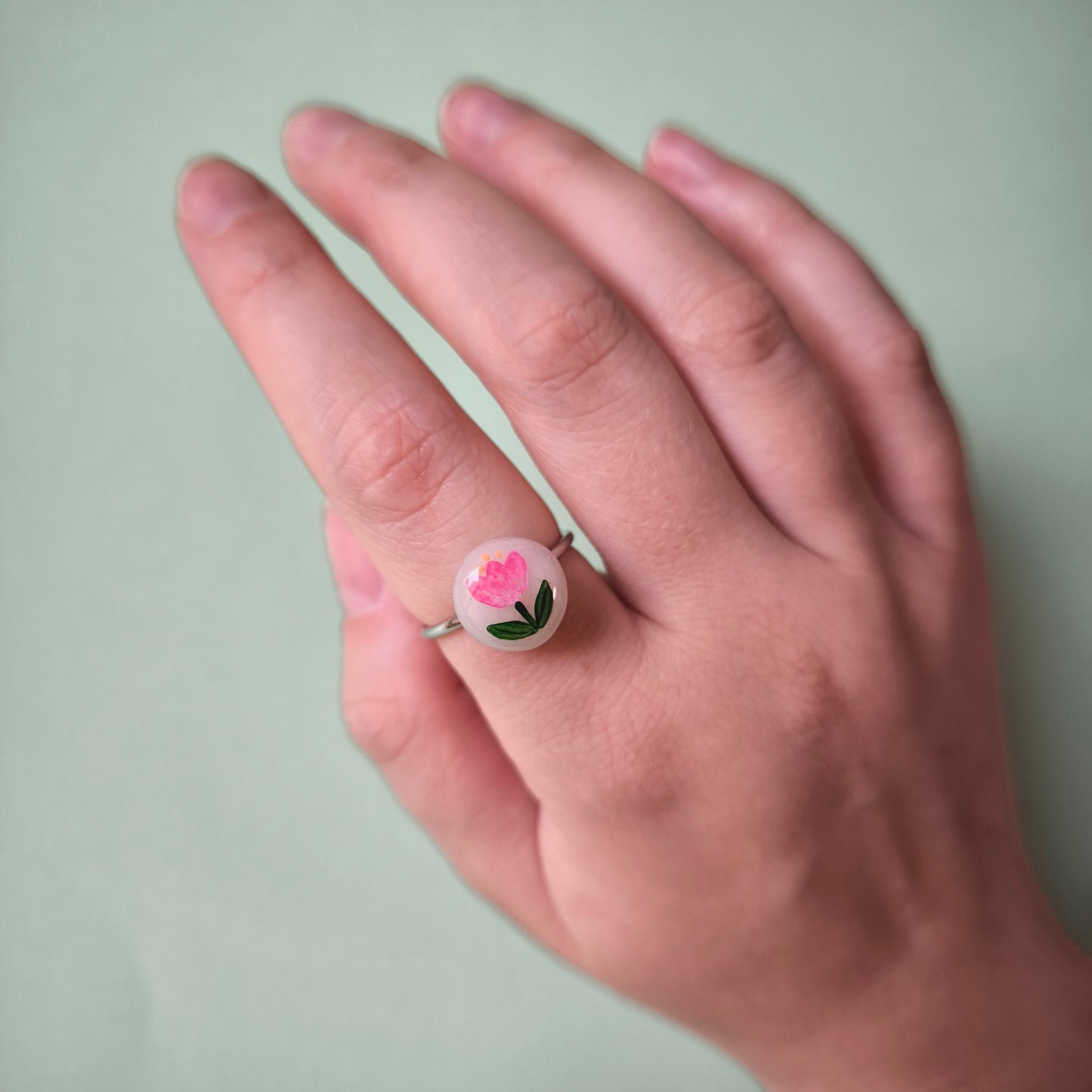 Anillo con tulipán fucsia pintado a mano (único)