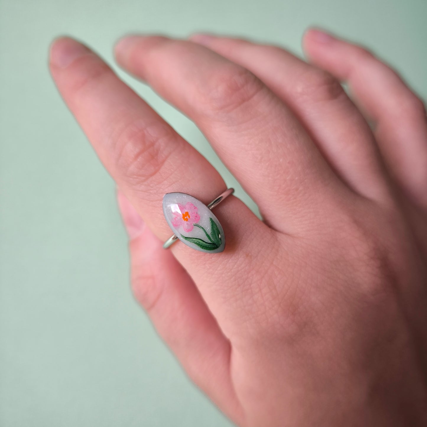 Anillo con flor fucsia pintado a mano (único)