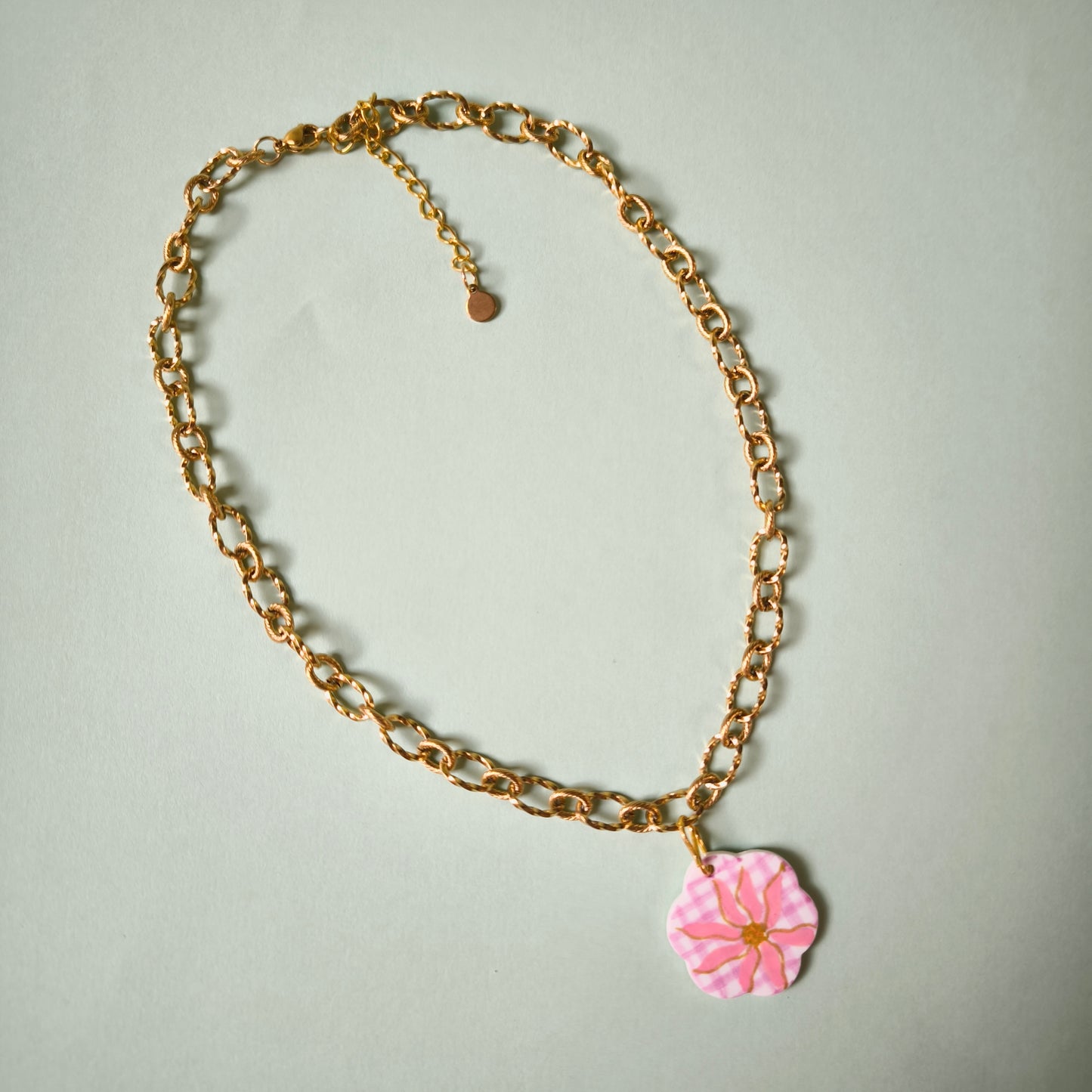 Collar charm flor cuadrilla y flor en rosa y dorado (único)