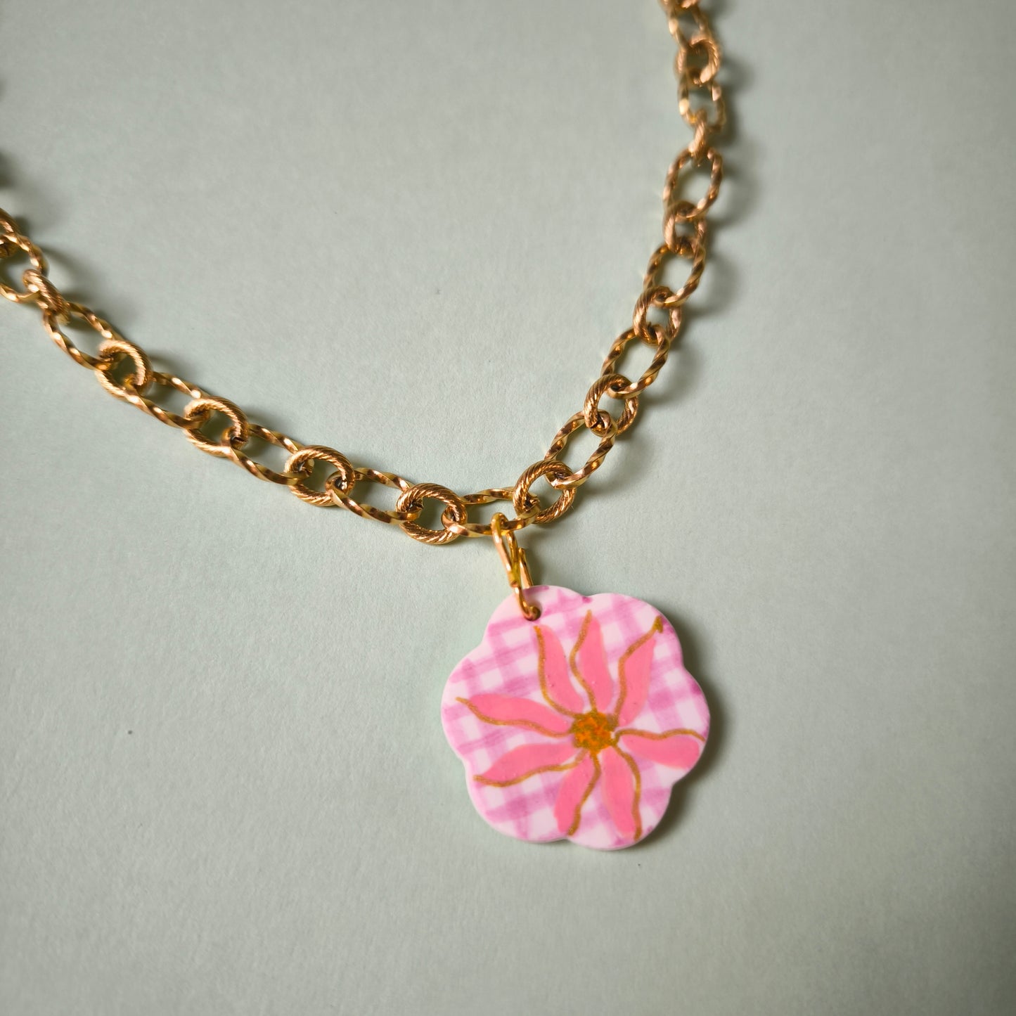Collar charm flor cuadrilla y flor en rosa y dorado (único)