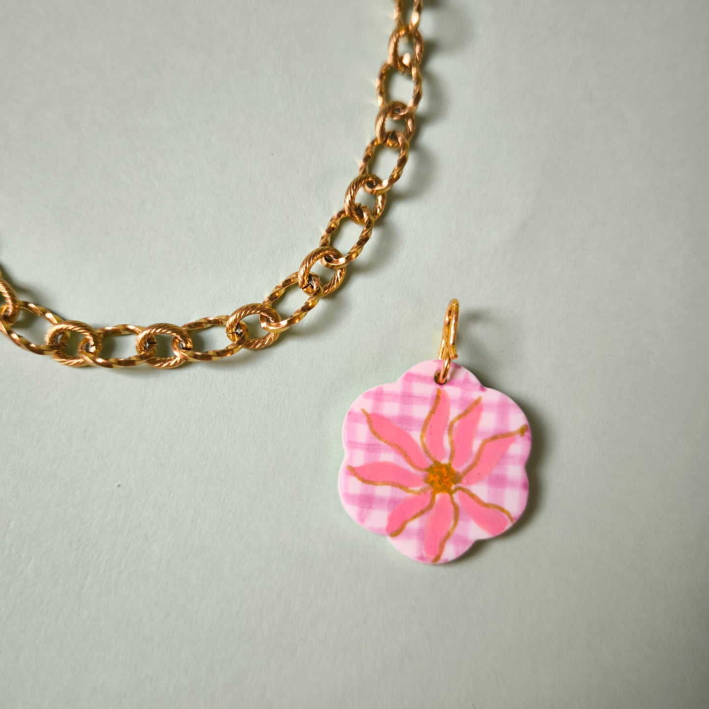 Charm flor cuadros fucsia, rosa y dorado (único)