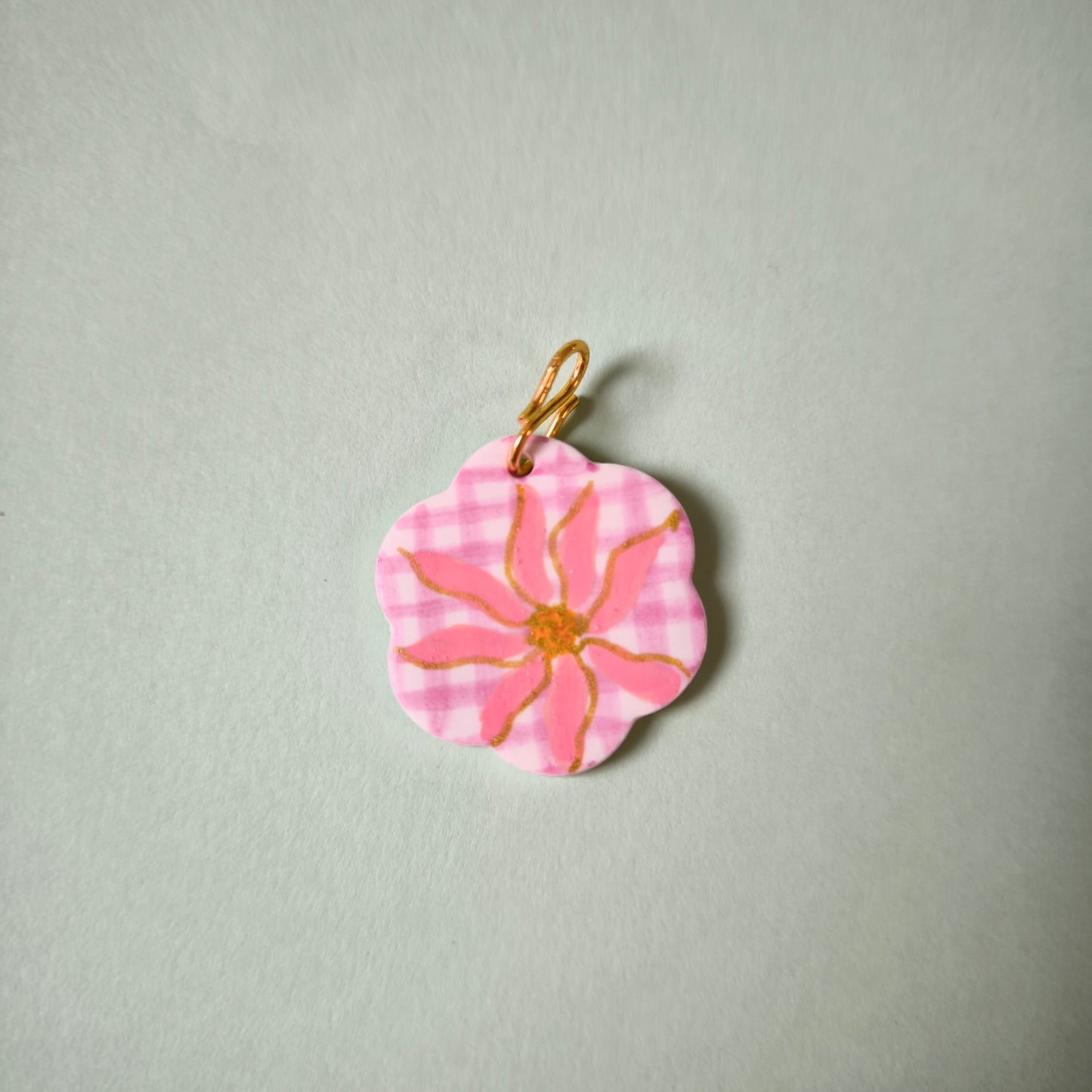 Charm flor cuadros fucsia, rosa y dorado (único)