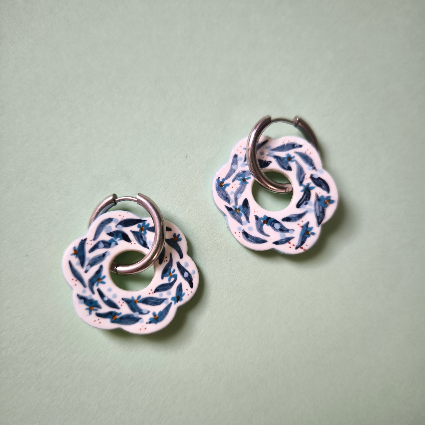 Pendientes flor azul y detalles en rojo pintado a mano (único)