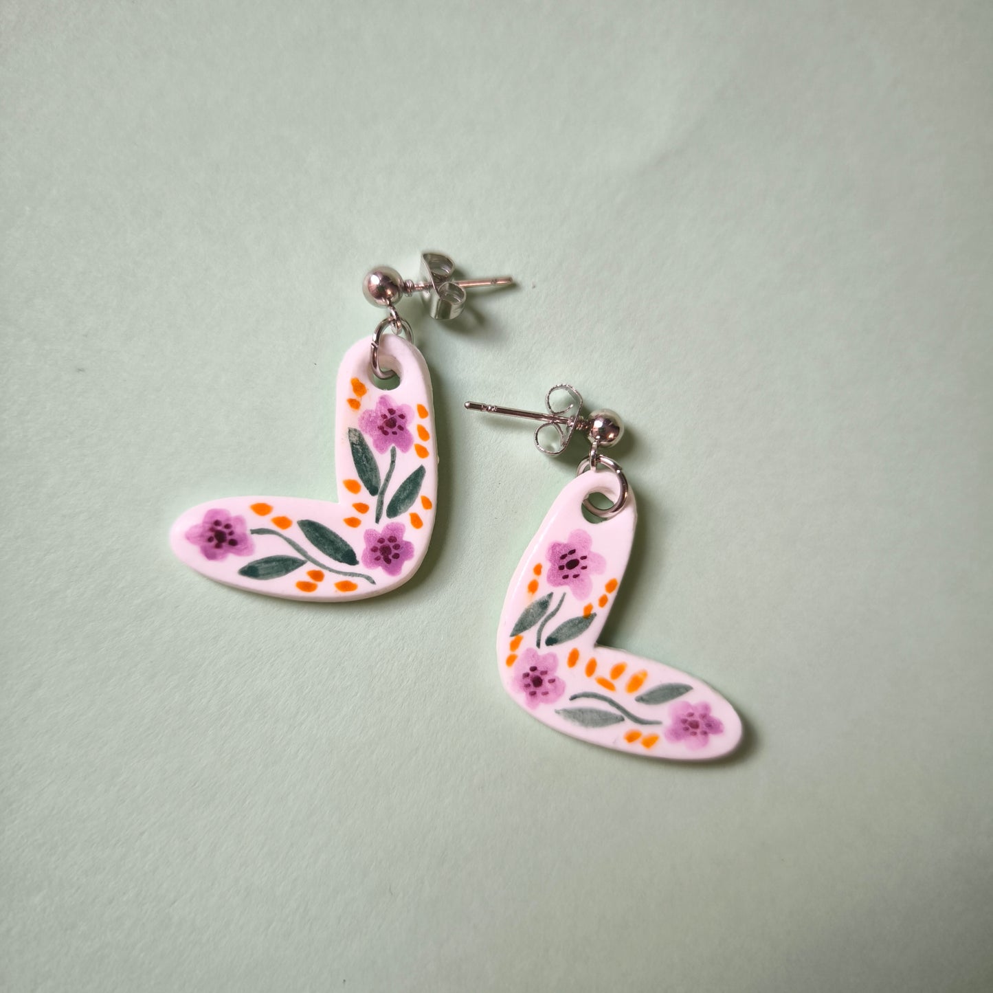 Pendientes corazón con flores lilas y detalles en naranja(único)