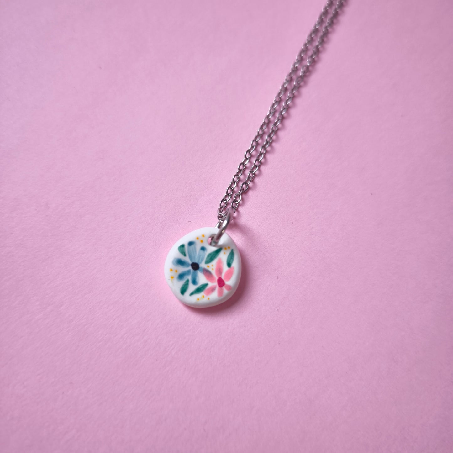Collar con charm flores rosa y celeste (único)