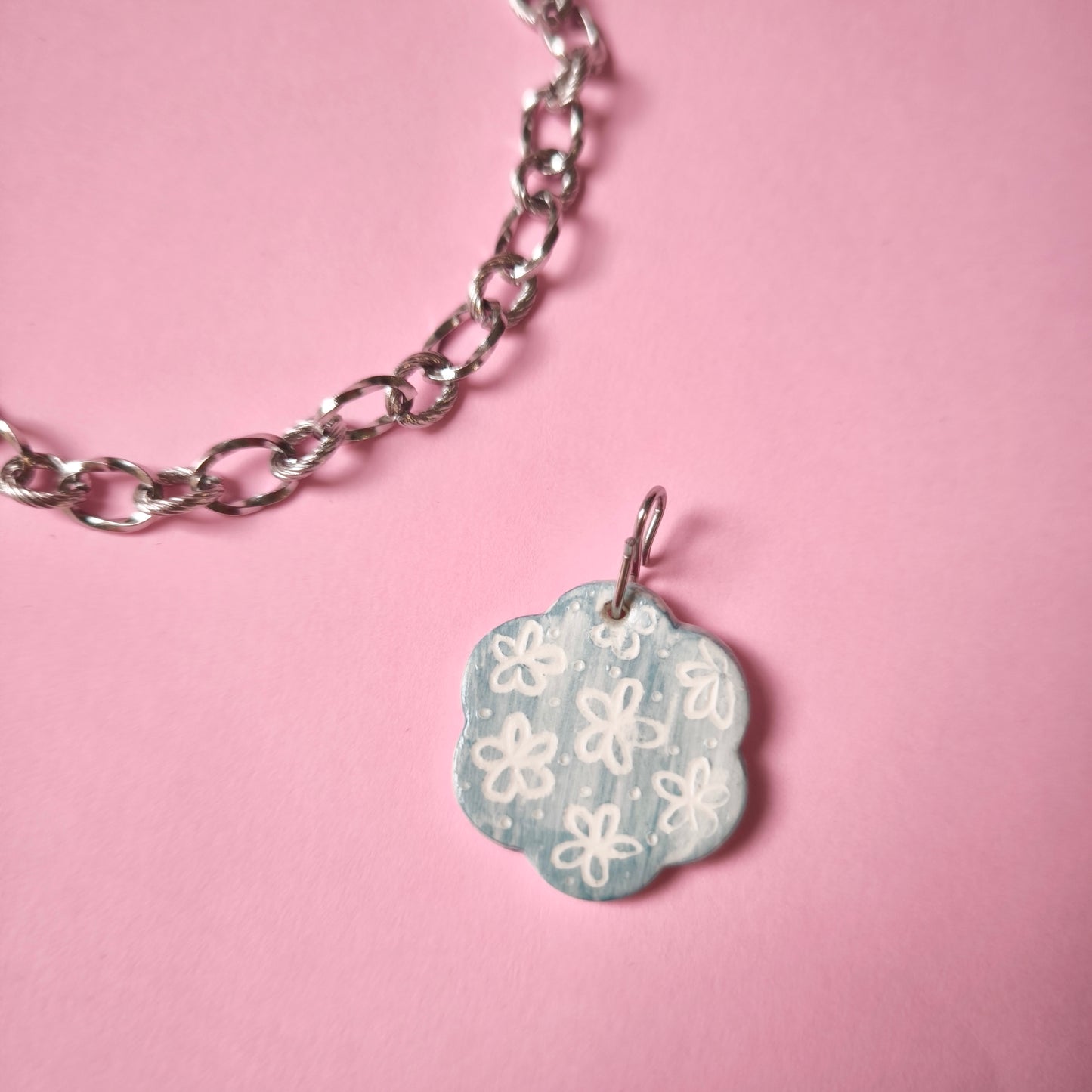 Charm flor Celeste con grabado relieve (único)