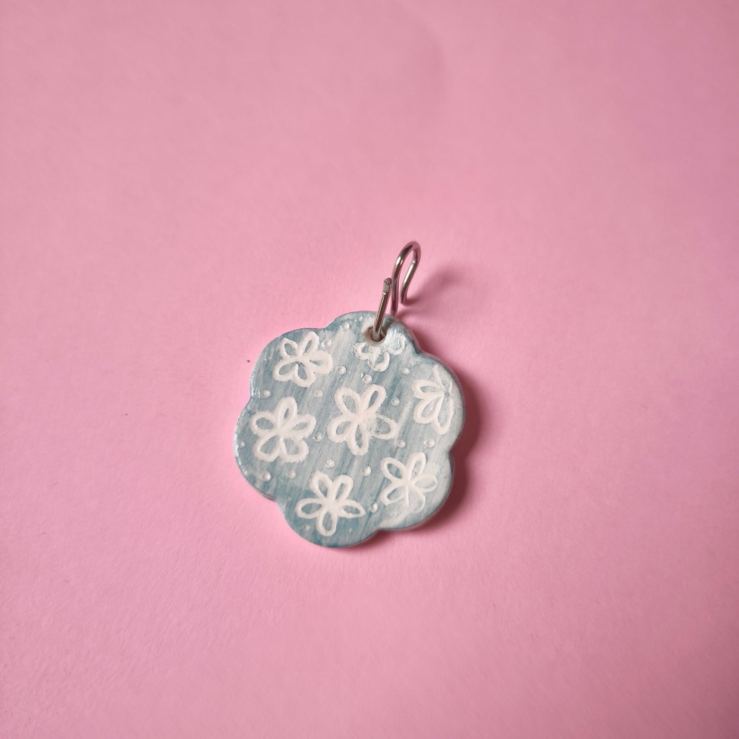Charm flor Celeste con grabado relieve (único)