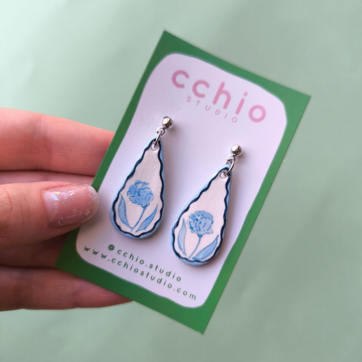 Pendientes pintados a mano gota flor azul