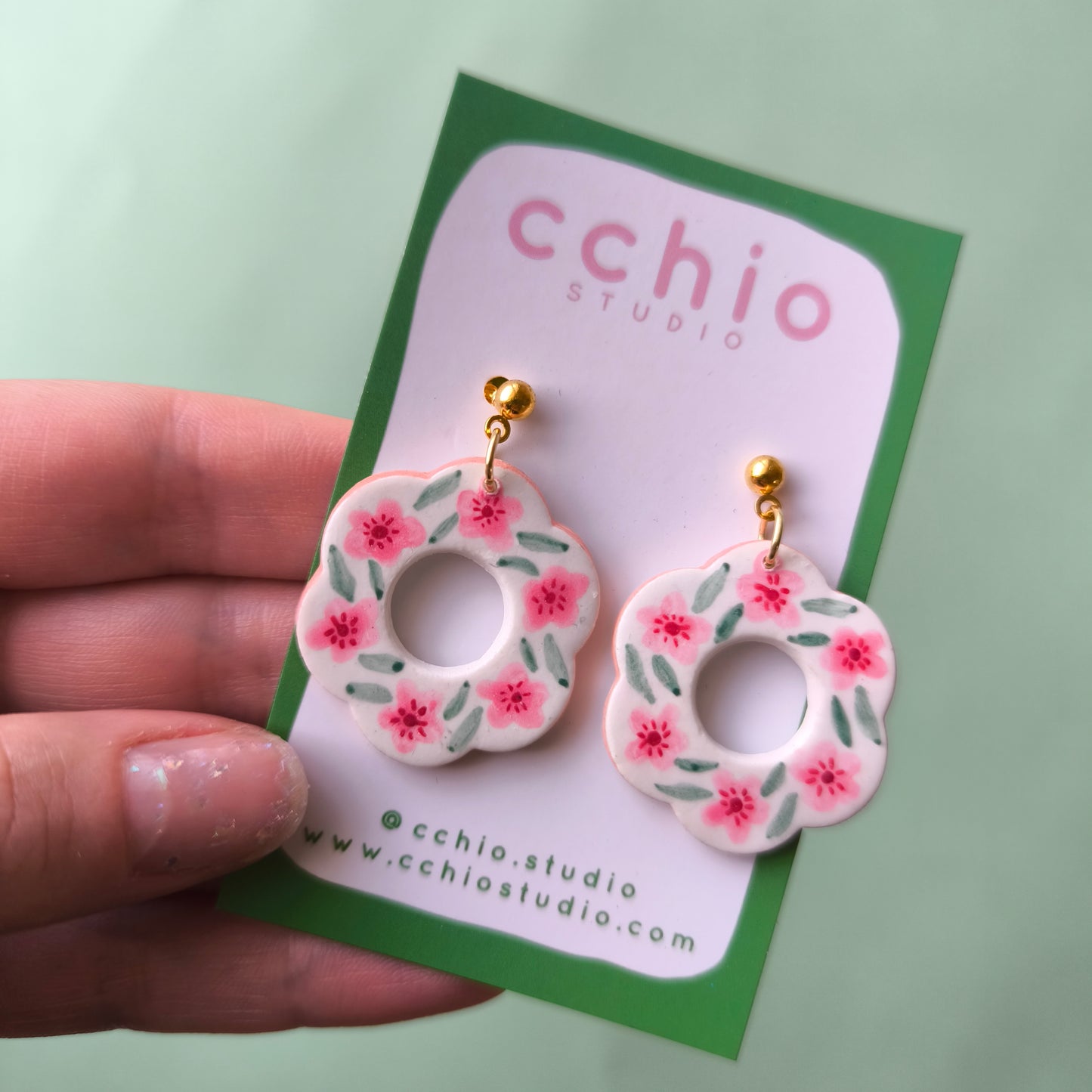 Pendientes flores rosas y detalles en fucsia pintado a mano