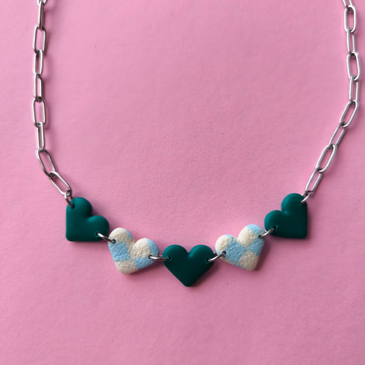 Collar mini corazón a cuadros celeste y blanco, verde
