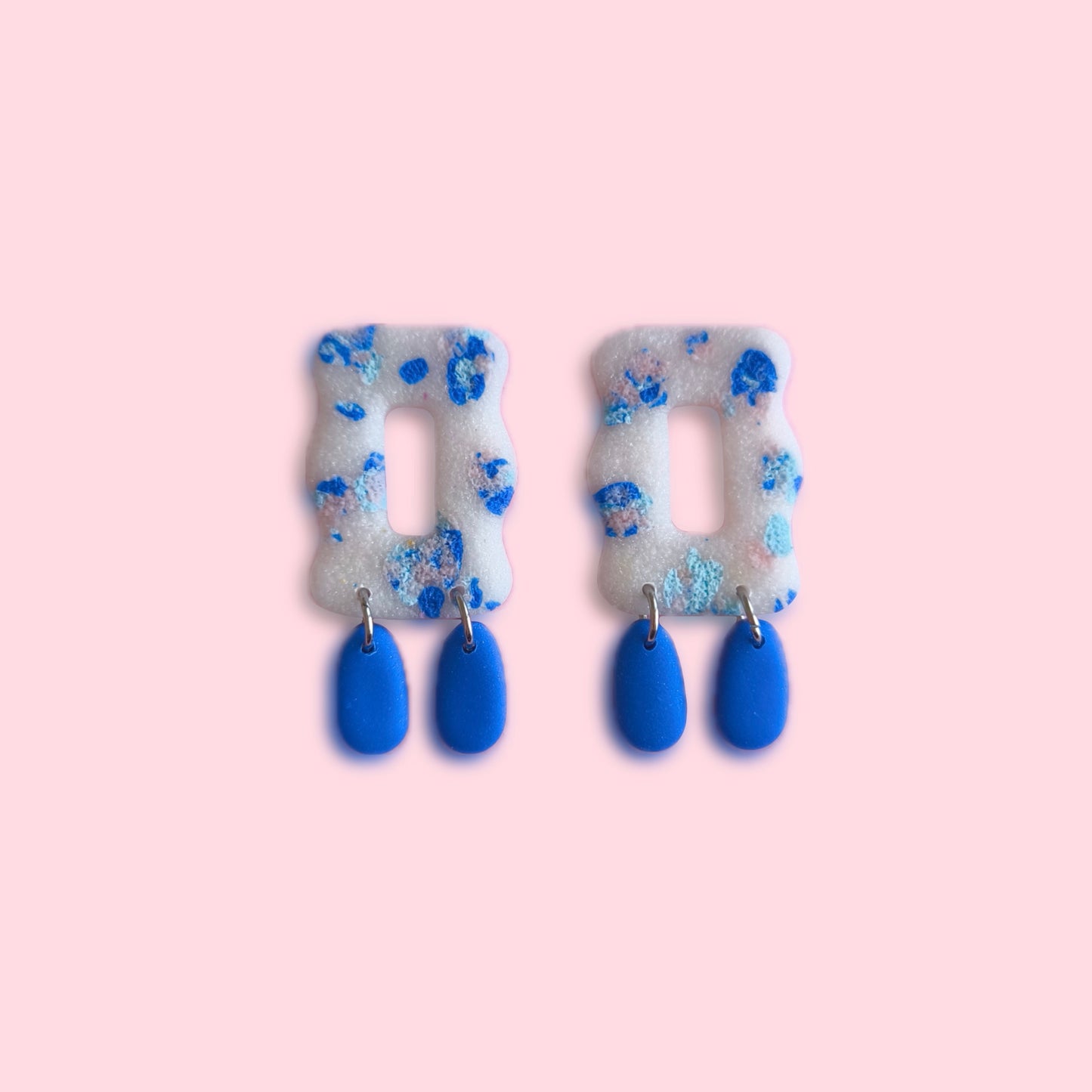 Pendiente Polina blanco glitter, azul klein y rosa