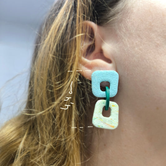 Pendiente artesanal hecho a mano con arcilla polimerica en España. Acero inoxidable