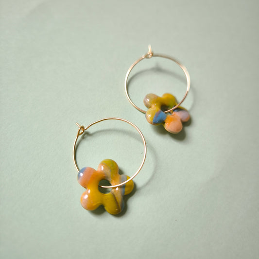 Pendientes artesanales en arcilla polimérica, flor Lidia en mármol verde, naranja y amarillo. Hipoalergenicos, livianos. Hechos en España. Stock limitado. Acero inoxidable