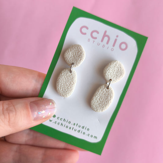 Pendiente artesanal en arcilla polimérica con relieve. Hipoalergenicos, livianos. Hechos en España. Stock limitado. Acero inoxidable.