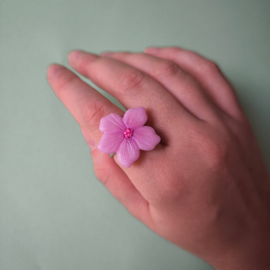 anillo regulable con charm artesanal floral Lupe en arcilla polimérica, hecho en España. Acero inoxidable. Livianos. Stock limitado.