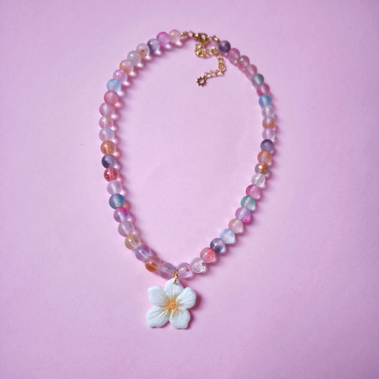 Collar con charm artesanal floral Lupe en arcilla polimérica, hecho en España. Acero inoxidable. Livianos. Stock limitado. Glitter, blanco y rosa. cuentas cristal